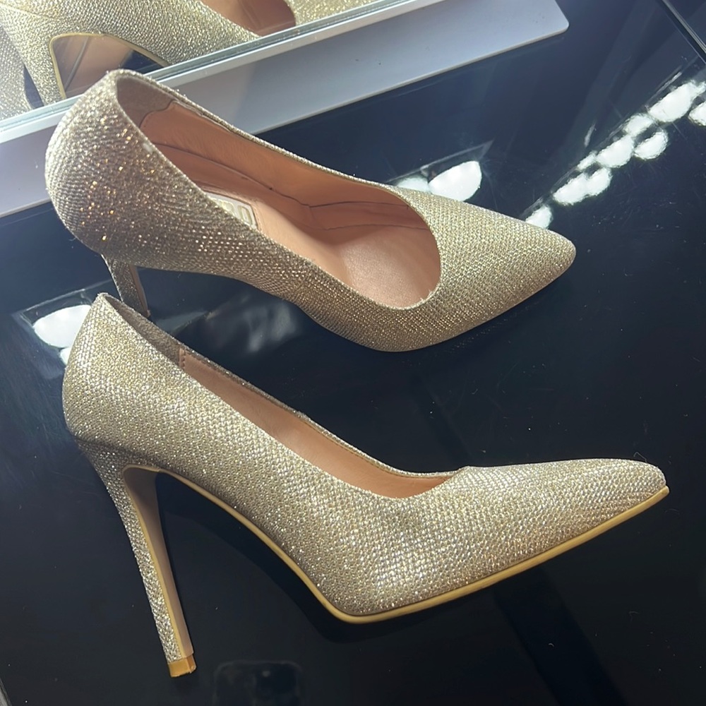 elegant shoes 7 size , gold